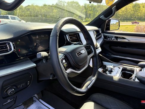 Used 2023 Jeep Grand Wagoneer Series III AWD/4WD image 32