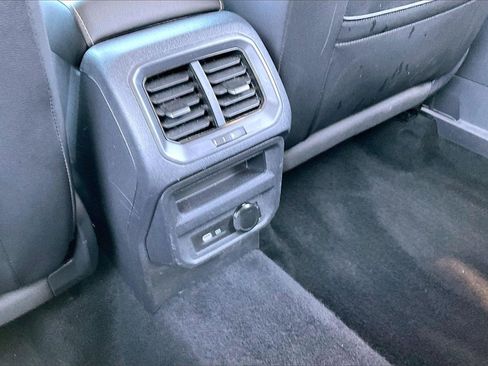 Used 2022 Volkswagen Tiguan SE image 33
