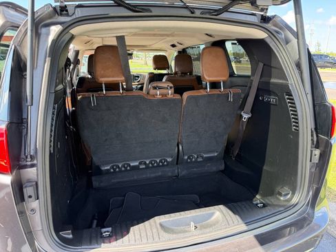 Used 2019 Chrysler Pacifica Limited w/ Tire & Wheel Group FWD image 31