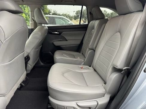 Used 2024 Toyota Highlander XLE FWD image 25
