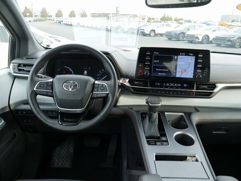 Used 2023 Toyota Sienna XSE image 22