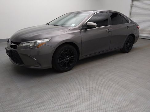 Used 2017 Toyota Camry SE image 2