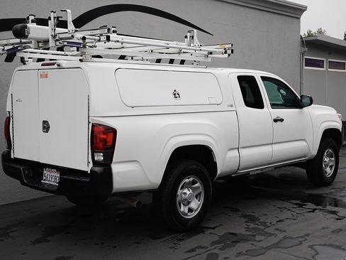 Used 2020 Toyota Tacoma SR image 4