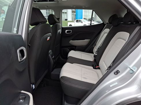 Used 2025 Hyundai Venue SEL FWD image 12