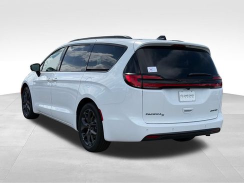 New 2027 Chrysler Pacifica Limited FWD image 3