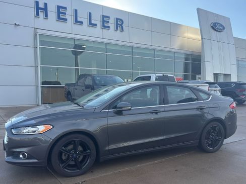 Used 2016 Ford Fusion SE image 3