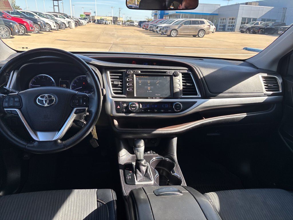 Used 2018 Toyota Highlander Plus AWD/4WD image 12