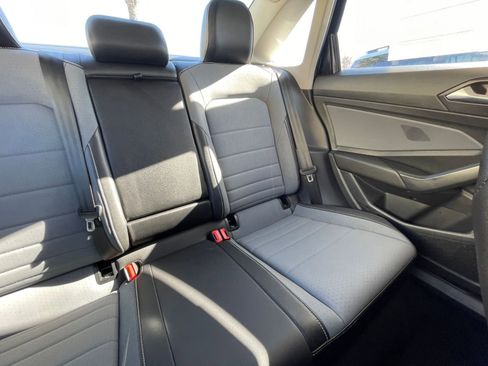 Used 2025 Volkswagen Jetta SE image 38