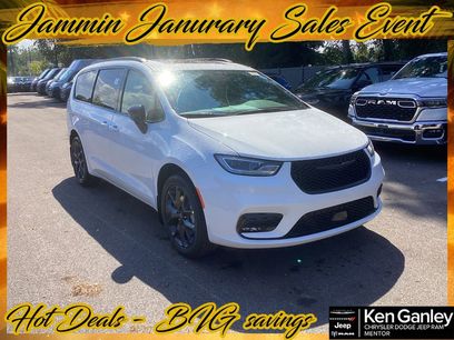 New 2026 Chrysler Pacifica Limited w/ Uconnect Theater Family Group