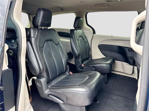 Used 2023 Chrysler Pacifica Touring-L FWD image 27