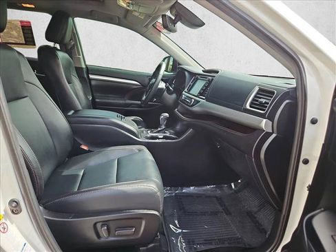 Used 2019 Toyota Highlander XLE AWD/4WD image 21