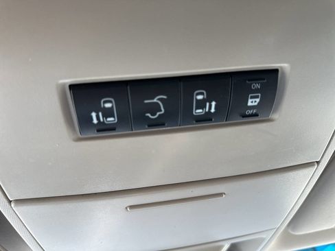 Used 2015 Chrysler Town & Country Touring FWD image 23