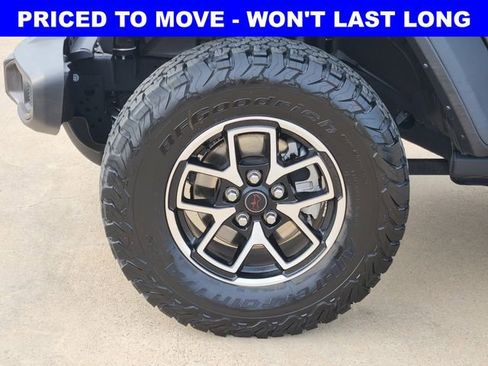 Used 2025 Jeep Wrangler Unlimited Rubicon AWD/4WD image 17