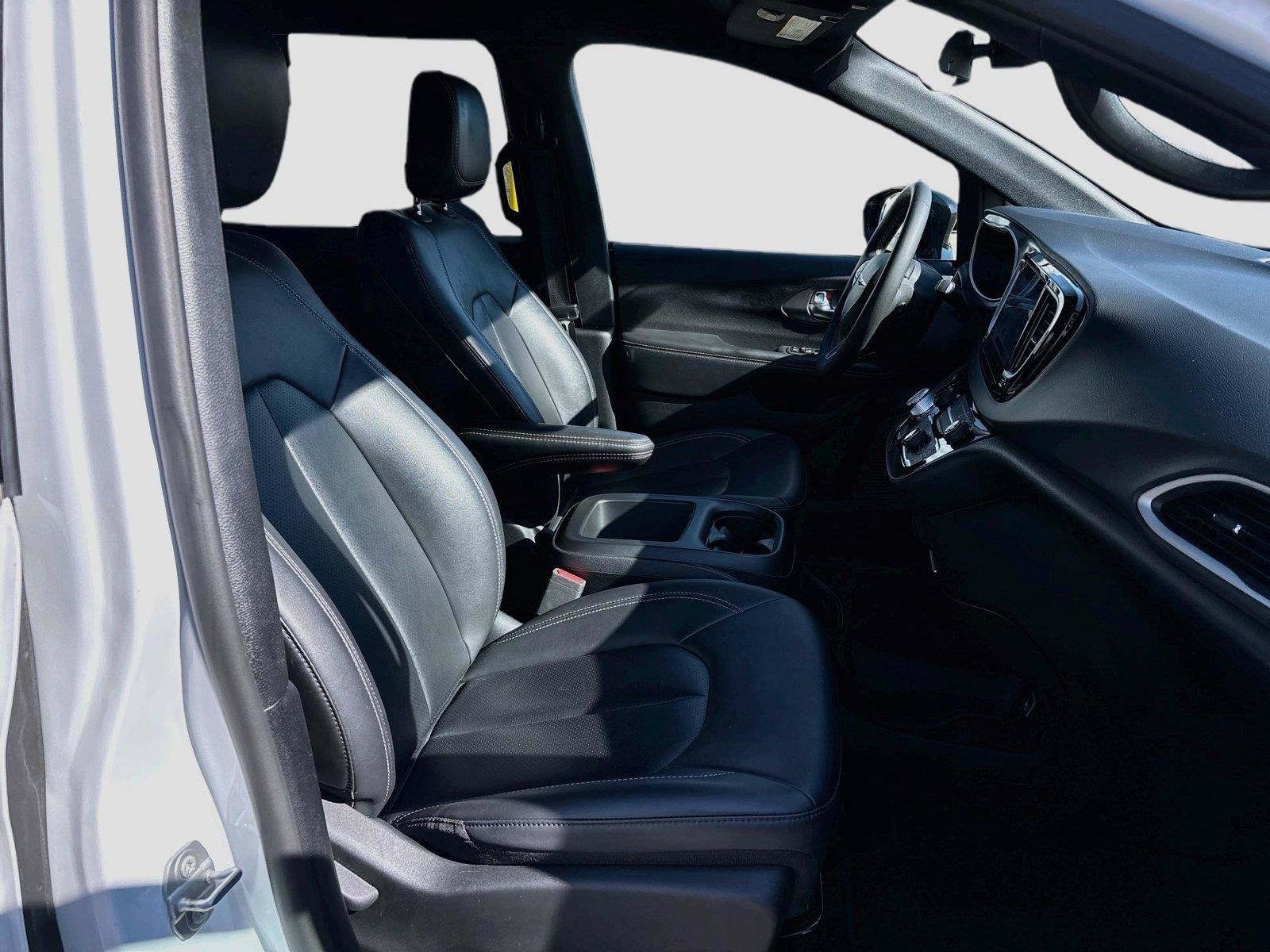 Certified 2025 Chrysler Pacifica Select FWD image 28