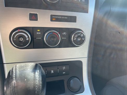 Used 2011 GMC Acadia SLE image 32