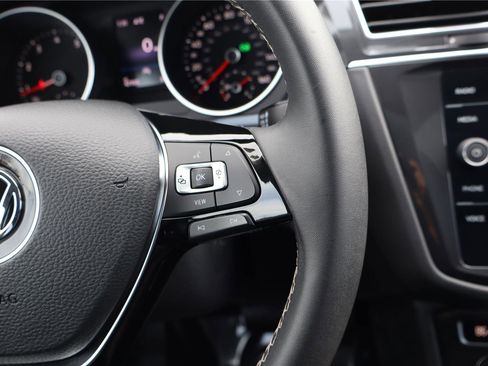 Certified 2021 Volkswagen Tiguan SE w/ Panoramic Sunroof Package image 18