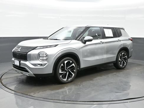 Used 2023 Mitsubishi Outlander SE image 2
