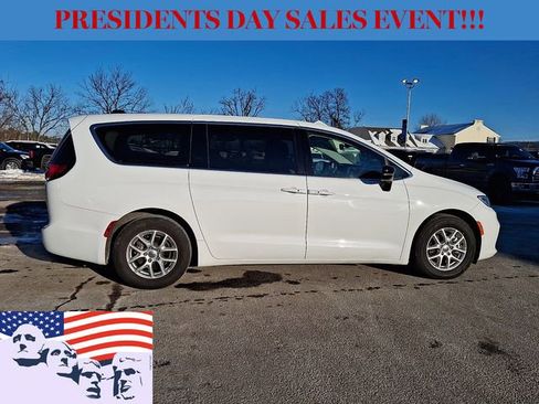 Used 2024 Chrysler Pacifica Touring-L image 12