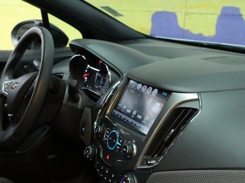 Used 2018 Chevrolet Cruze LT image 10