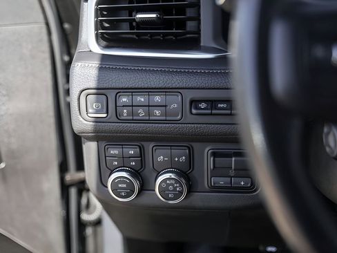 Used 2022 GMC Yukon XL Denali w/ Denali Premium Package image 18