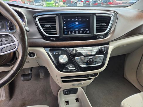 Used 2020 Chrysler Voyager LX w/ Cold Weather Group FWD image 7