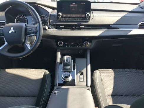Used 2024 Mitsubishi Outlander ES FWD image 13