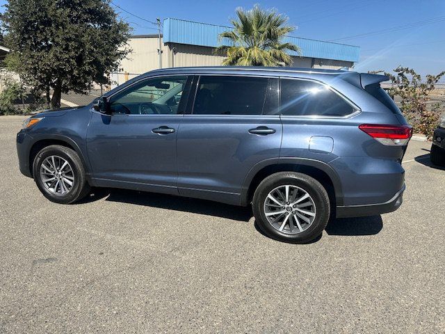 Used 2018 Toyota Highlander XLE w/ Carpet Mat Package (TMS) FWD image 5