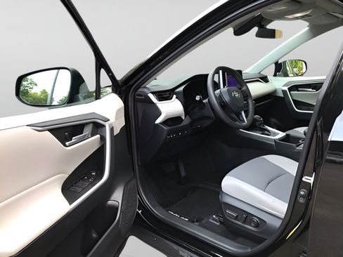 Used 2023 Toyota RAV4 XLE w/ Convenience Package AWD/4WD image 10