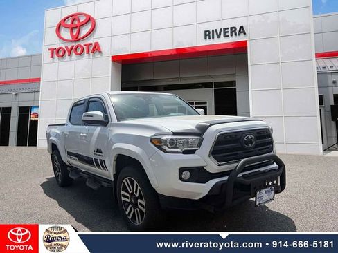 Used 2018 Toyota Tacoma SR5 AWD/4WD image 2