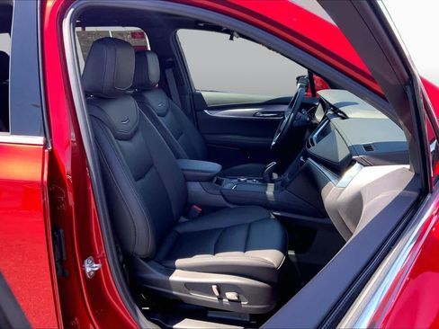 Used 2025 Cadillac XT6 Luxury FWD image 9