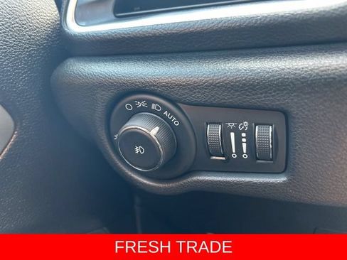 Used 2024 Chrysler Pacifica Premium FWD image 21