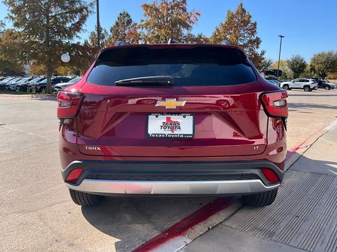 Used 2025 Chevrolet Trax LT w/ LT Convenience Package image 7