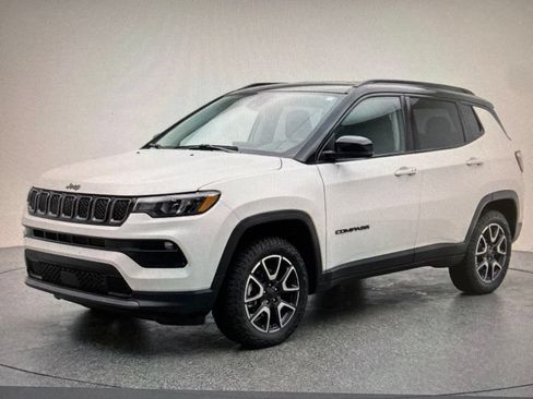 Used 2025 Jeep Compass Trailhawk AWD/4WD image 2
