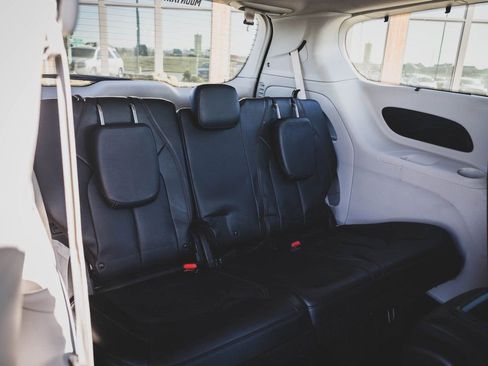 Used 2019 Chrysler Pacifica Touring-L image 26