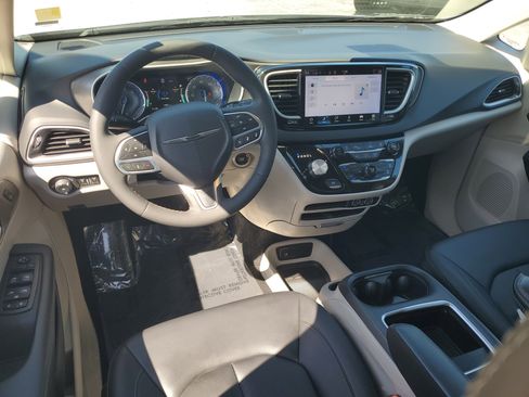 Used 2024 Chrysler Pacifica Touring-L FWD image 17