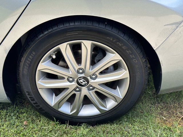 Used 2015 Hyundai Elantra SE w/ Option Group 02 FWD image 4