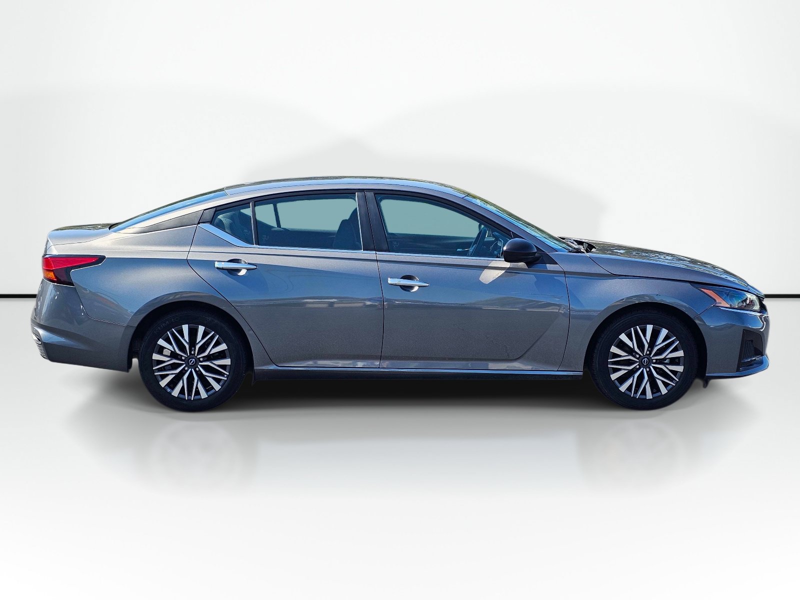 Used 2025 Nissan Altima 2.5 SV FWD image 7