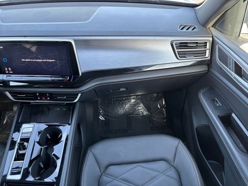 Used 2025 Volkswagen Atlas Cross Sport SE image 37