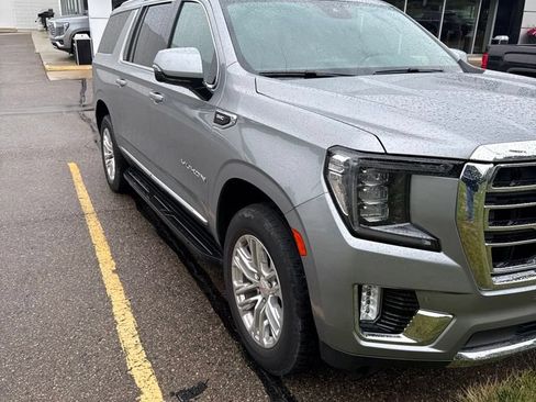 Used 2023 GMC Yukon XL SLT w/ SLT Premium Package AWD/4WD image 3