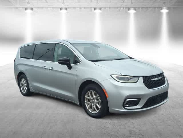 Certified 2024 Chrysler Pacifica Touring-L FWD image 2