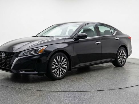 Used 2025 Nissan Altima 2.5 SV FWD image 3