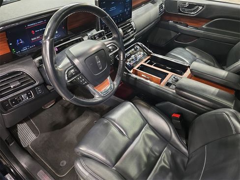 Used 2024 Lincoln Navigator Premiere image 17