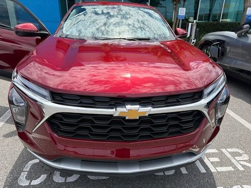 Used 2025 Chevrolet Trax LT w/ Driver Confidence Package FWD image 2