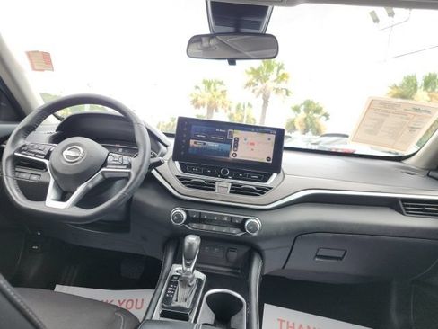 Used 2023 Nissan Altima 2.5 SV w/ SV Premium Package FWD image 2