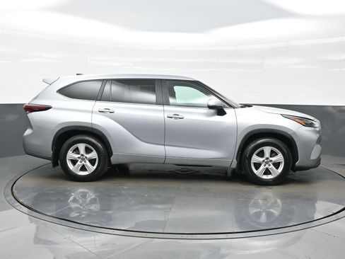 Used 2024 Toyota Highlander Limited AWD/4WD image 7