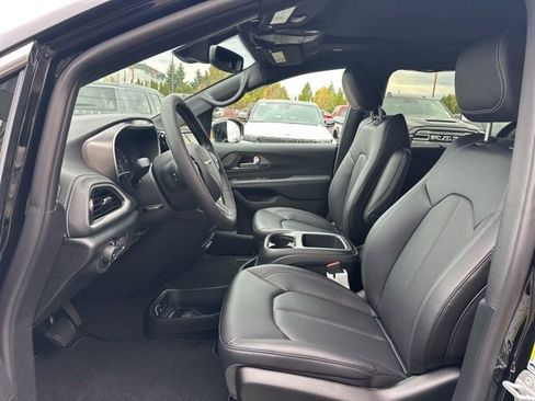 New 2026 Chrysler Pacifica Select image 13