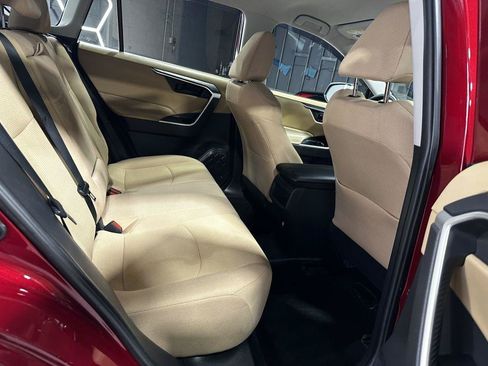 Used 2019 Toyota RAV4 LE FWD image 32
