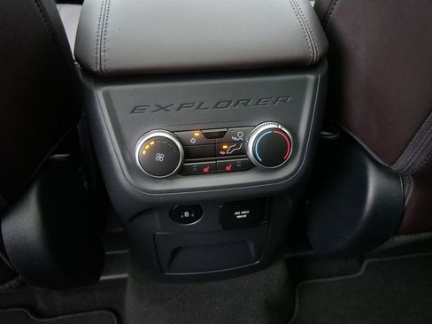 Used 2025 Ford Explorer Platinum w/ Ultimate Package AWD/4WD image 21