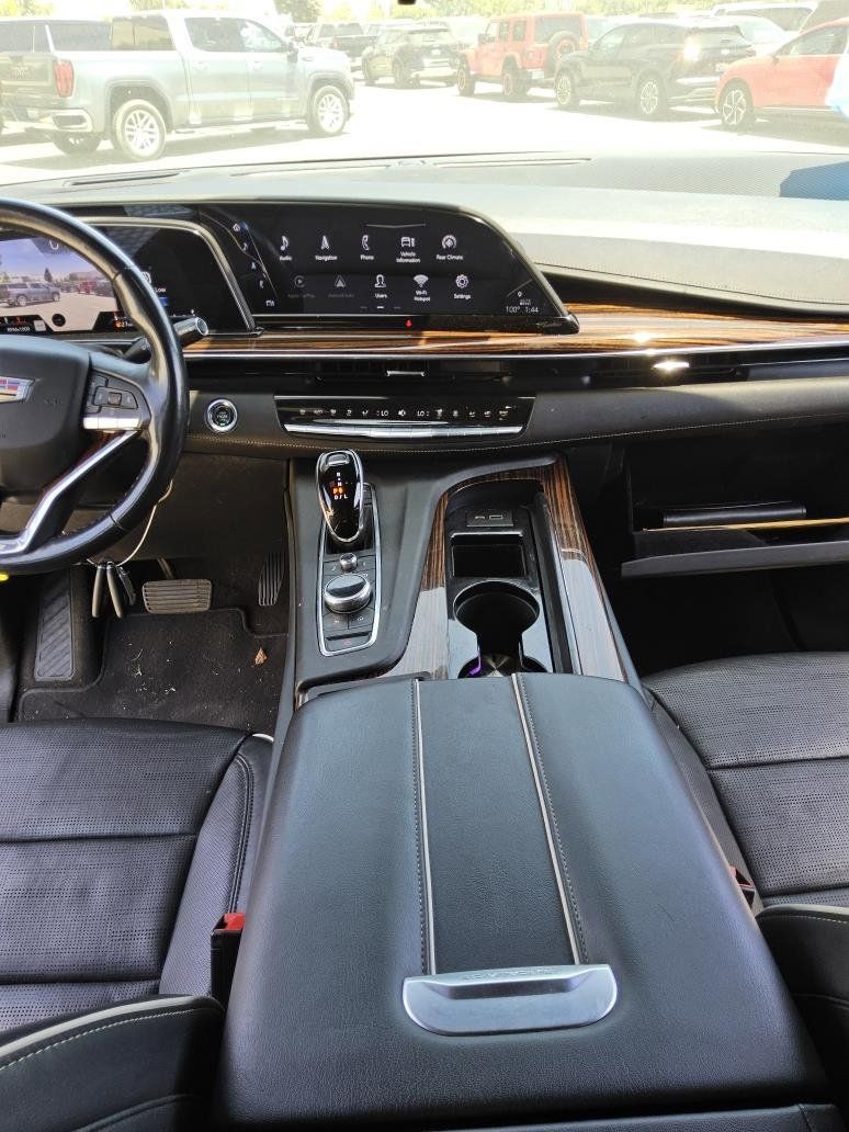 Used 2022 Cadillac Escalade Premium Luxury RWD image 3
