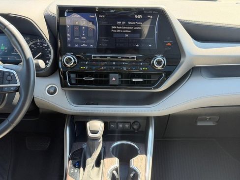 Used 2021 Toyota Highlander Limited AWD/4WD image 14